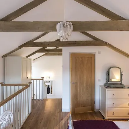 Red River Stables - Peaceful, Beautiful Grounds, Swimming Pool, Location For West Cornwall