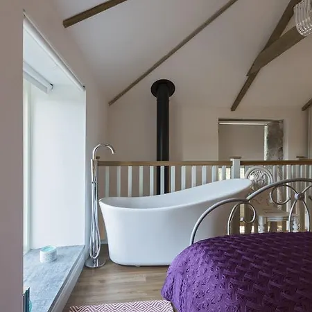Red River Stables - Peaceful, Beautiful Grounds, Swimming Pool, Location For West Cornwall * Camborne